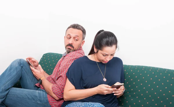 Neugieriger Mann schaut auf Frauentelefon — Stockfoto