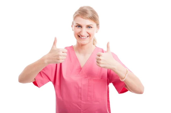 Freundliche Krankenschwester zeigt doppelten Daumen nach oben — Stockfoto
