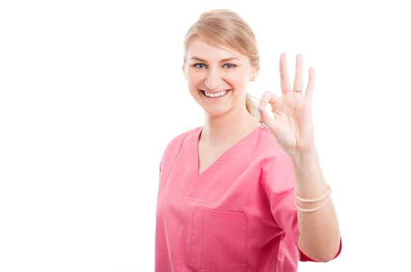 Niedliche Krankenschwester macht okay Geste — Stockfoto