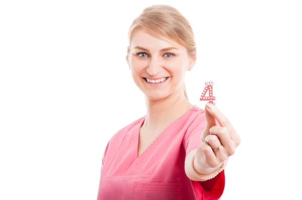 Выборочный фокус улыбающейся педиатрши, показывающей номер четыре — стоковое фото