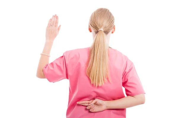 Voltar ver enfermeira médica fazendo falso juramento gesto — Fotografia de Stock