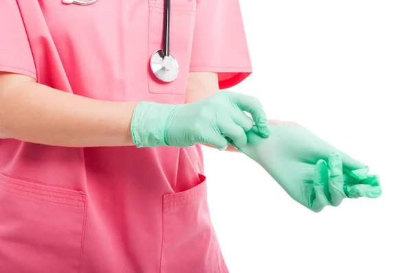 Nahaufnahme einer Krankenschwester, die Latex-Handschuhe anzieht — Stockfoto