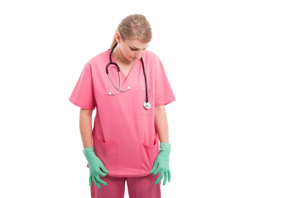 Linda enfermera médica dama arreglando sus uniformes rosados — Foto de Stock
