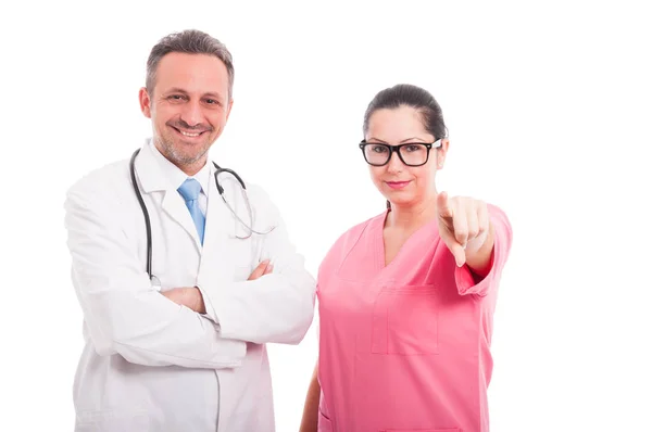 Bela enfermeira perto do médico apontando para você — Fotografia de Stock