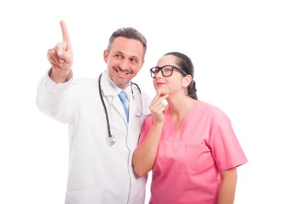 Bir şey için kadın hemşire işaret tıp doktoru — Stok fotoğraf