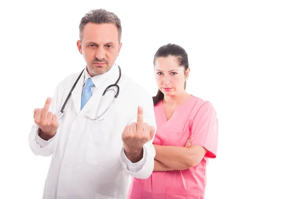 Doutor mostrando o dedo médio como uma expressão de insulto — Fotografia de Stock