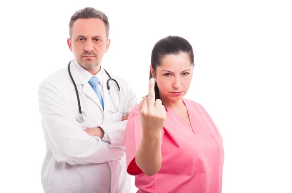 Enfermera médica arrogante mostrando el dedo medio hacia arriba —  Fotos de Stock