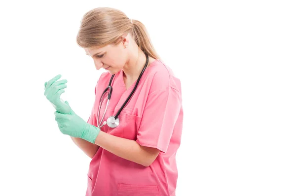 Enfermera médica sosteniendo su muñeca como lastimada —  Fotos de Stock