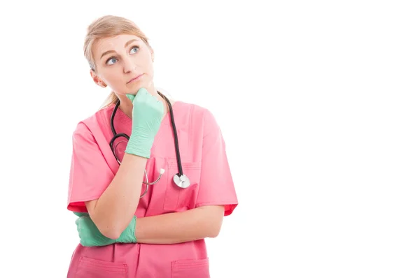 Enfermeira médica atraente fazendo gesto de pensamento — Fotografia de Stock