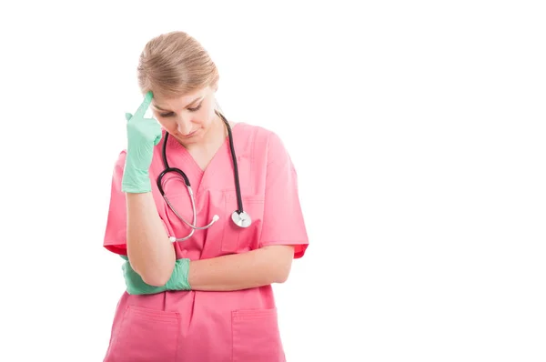 Женщина-медсестра делает мыслящий жест — стоковое фото