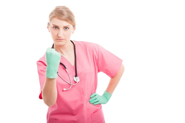 Enfermera médica que parece loca mostrando puño —  Fotos de Stock