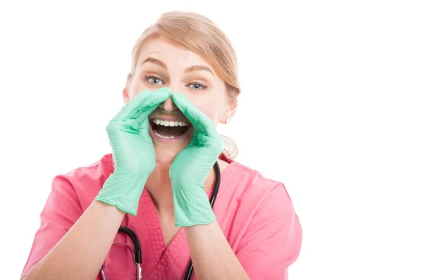 Senhora enfermeira médica vestindo esfrega gritando em voz alta — Fotografia de Stock