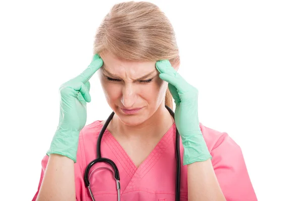 Infermiera medica femminile con mal di testa — Foto Stock