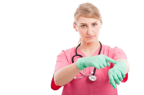 Enfermeira médica atraente mostrando ser gesto tardio — Fotografia de Stock