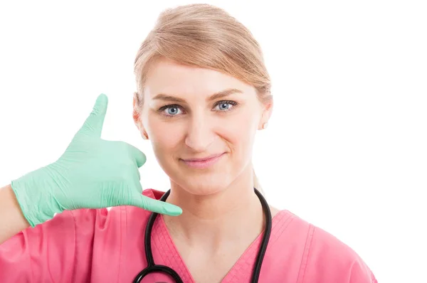 Nahaufnahme einer freundlichen Krankenschwester, die anrufende Geste macht — Stockfoto