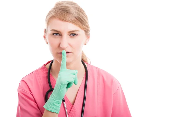 Медсестра-женщина показывает молчаливый или молчаливый жест — стоковое фото
