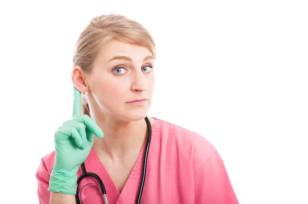 Enfermeira médica atraente mostrando gesto de escuta — Fotografia de Stock