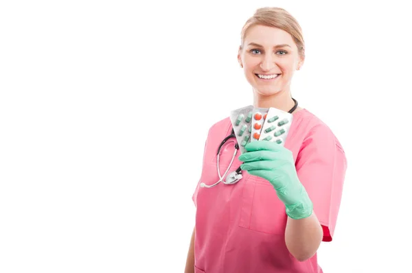 Friendly medical nurse lady smiling showing tablet blister — Stock Photo, Image