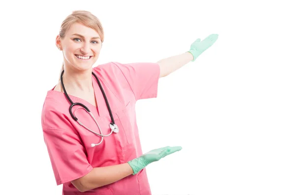 Дружелюбная медсестра улыбается, показывая копирайт — стоковое фото