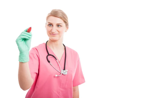 Freundliche Krankenschwester Dame schreibt auf unsichtbare Tafel — Stockfoto