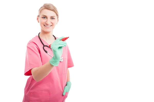 Lächelnde Krankenschwester schreibt auf unsichtbare Tafel — Stockfoto