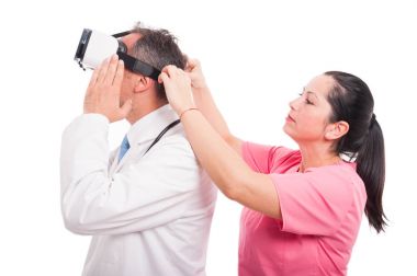 Kadın hemşire VR gözlük erkek doktor için ayarlama