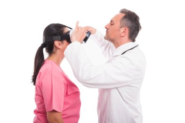 Çekici hemşire vr kulaklık aracılığıyla sanal gerçeklik deneyimi