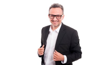 Gözlüklü emin gülümseyen yakışıklı erkek