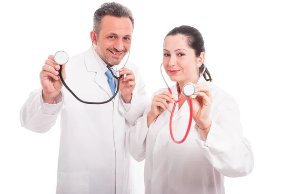 Красивые женщины и мужчины-медики со стетоскопами — стоковое фото