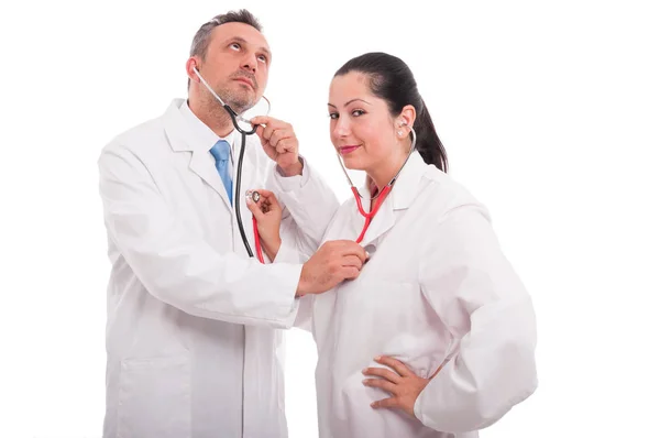 Médico bonito e médico mulher em uniforme médico — Fotografia de Stock