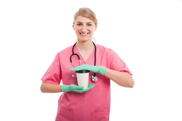 Enfermera médica rubia dama sosteniendo una taza de café para llevar — Foto de Stock