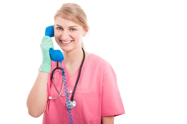 Friendly medical nurse lady smiling speaking at telephone — Stock Photo, Image