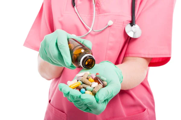 Primer plano de la enfermera médica derramando una botella de pastillas — Foto de Stock
