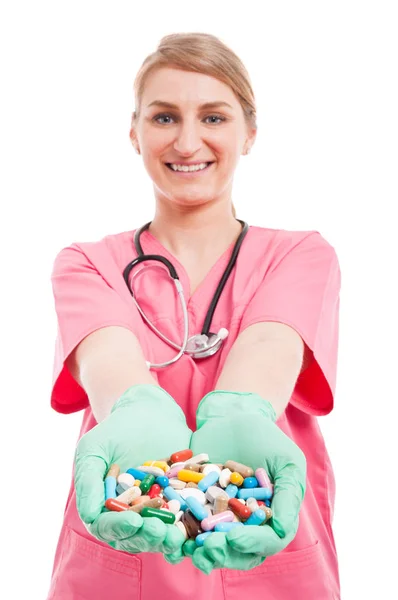 Retrato de enfermera médica sonriendo mostrando un montón de pastillas Fotos de stock