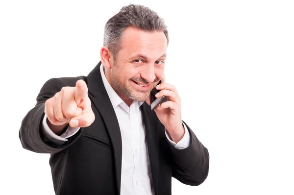 Retrato de homem alegre falando ao telefone — Fotografia de Stock