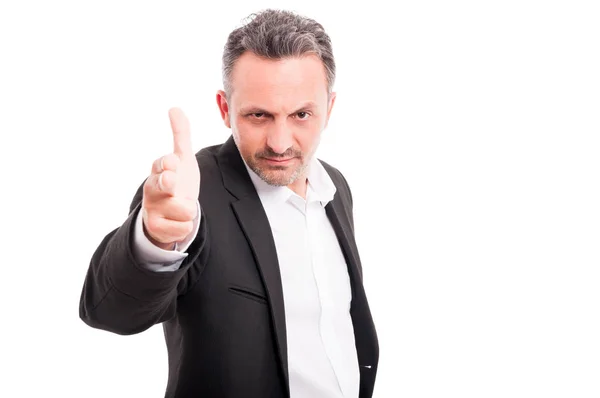 Serious young man doing a shoot gun gesture — Stock Photo, Image