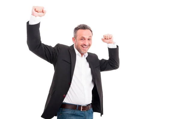 Veselý pohledný muž dělá gesto vítězství — Stock fotografie