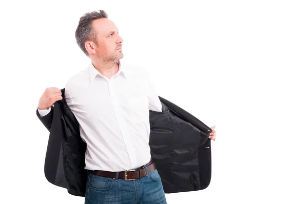 Hombre atractivo quitándose su chaqueta de traje — Foto de Stock