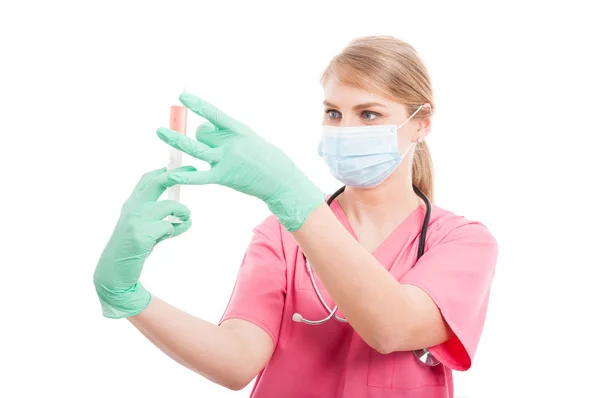 Medicinsk sjuksköterska lady Kontrollera sprutan med serum — Stockfoto
