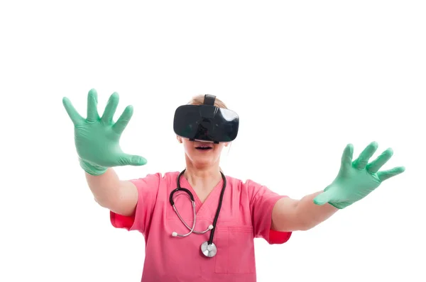 Female nurse wearing virtual reality goggles acting scared — Stock Photo, Image