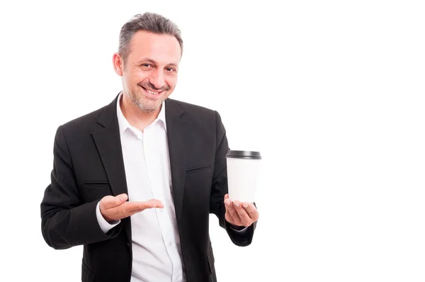 Junger schöner Mann mit einer Tasse Kaffee — Stockfoto