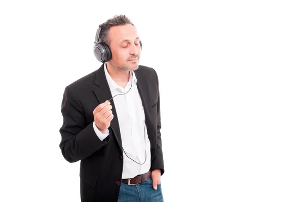 Relaxed young man listening music in headphones — Stock Photo, Image