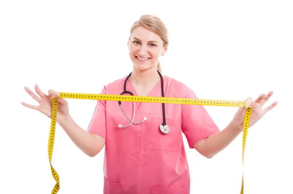 Женщина-диетолог держит измерительную ленту и улыбается — стоковое фото