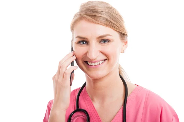 Lächeln im Gesicht einer Krankenschwester, die am Handy spricht — Stockfoto