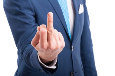 Orta parmak kadar yükselen mavi elbiseli adam 