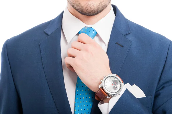 Man in formal suit fixing his tie — Stock Photo, Image