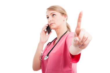 Bayan bekle jest gösterilen telefon konuşan hemşire