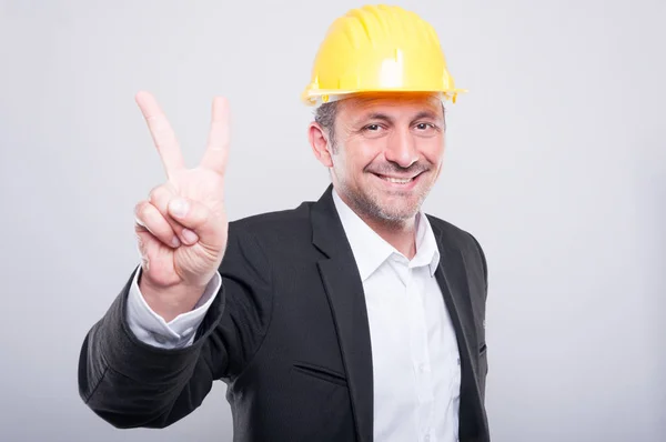 Porträt eines Ingenieurs mit Bollenhut, der Frieden zeigt — Stockfoto