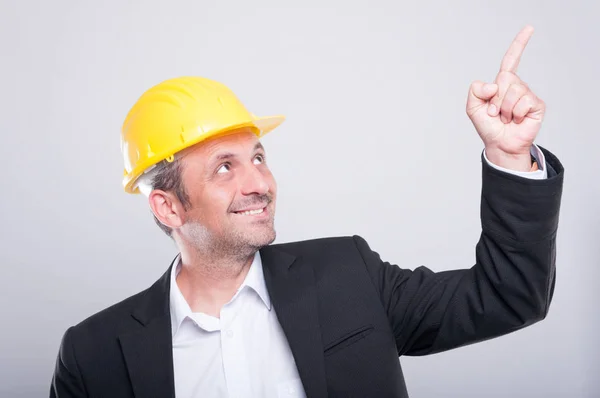 Foreman usando chapéu duro apontando para cima — Fotografia de Stock