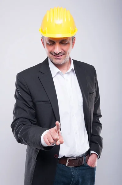 Caposquadra indossando hardhat fare gesto diapositiva — Foto Stock